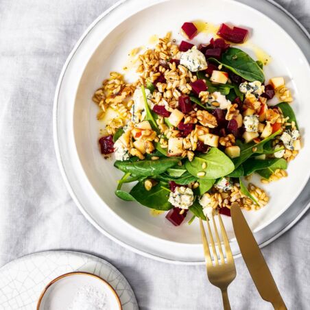 Haferkornsalat_mit_Spinat_roter_Beete_Gorgonzola_und_Nuessen Haferkornsalat_mit_Spinat_roter_Beete_Gorgonzola_und_Nuessen