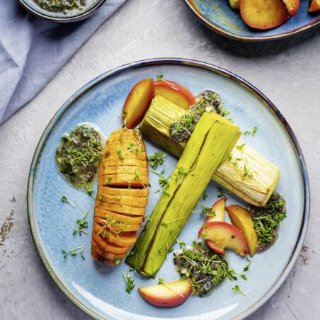 Apfel und Lauch vom Blech mit Süßkartoffel-Fächern Apfel und Lauch vom Blech mit Süßkartoffel-Fächern