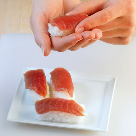 Nigiri-Sushi mit Thunfisch Nigiri-Sushi mit Thunfisch