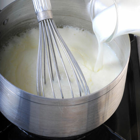 Milch langsam zur Mehlschwitze hinzufügen - Grundrezept Béchamelsauce Milch langsam hinzufügen - Grundrezept Béchamelsauce