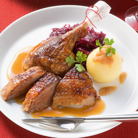 Weihnachtsgans mit Blaukraut und Knödeln Weihnachtsgans mit Blaukraut und Knödeln