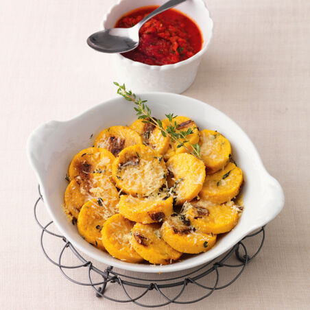 Polentaplätzchen mit Tomatensauce
