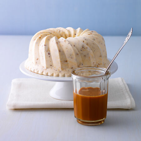 Eisgugelhupf mit Karamellnüssen Eisgugelhupf mit Karamellnüssen