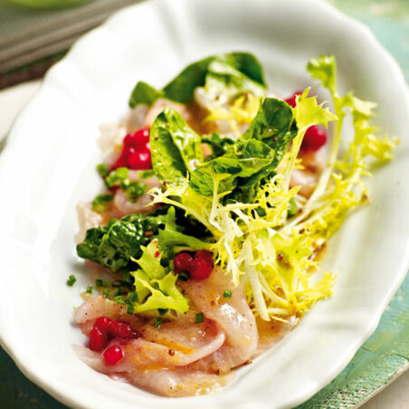 Roh marinierte Bachforelle mit Meaux-Senf und Blattspinat Roh marinierte Bachforelle mit Meaux-Senf und Blattspinat