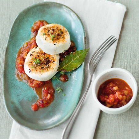 Karamellisierter Ziegenkäse und Tomaten-Feigen-Kompott Karamellisierter Ziegenkäse und Tomaten-Feigen-Kompott