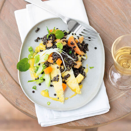 Salat aus Belugalinsen und Früchten mit Limetten-Mayonnaise