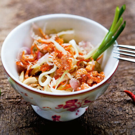 Pikanter Salat aus grünen Mangos (Yam Mamuang Sai Gung) Pikanter Salat aus grünen Mangos (Yam Mamuang Sai Gung)