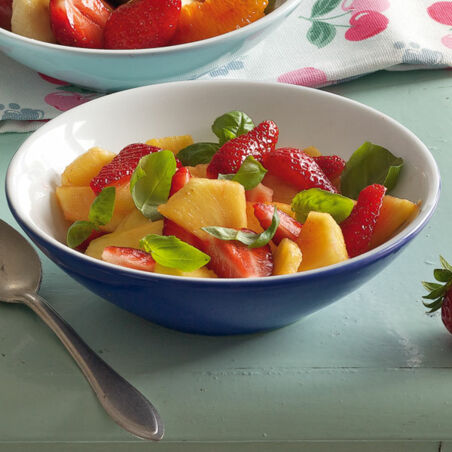 Ananas-Erdbeer-Salat mit Basilikum