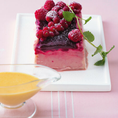 Beeren-Joghurt-Parfait mit Vanillesabayon Beeren-Joghurt-Parfait mit Vanillesabayon