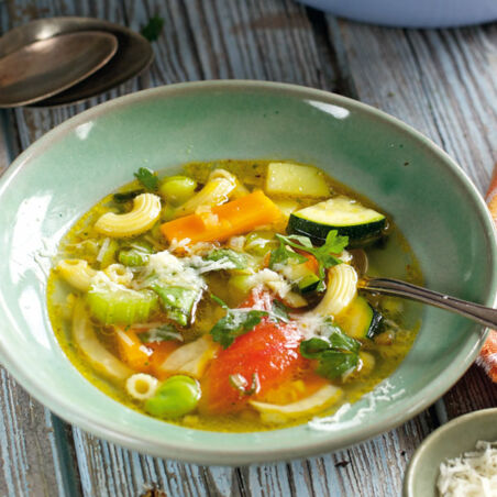 Bunte Gemüsesuppe mit Nudeln Bunte Gemüsesuppe mit Nudeln