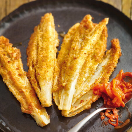 Panierte Chicoréeviertel mit Speck-Aprikosen Panierte Chicoréeviertel mit Speck-Aprikosen