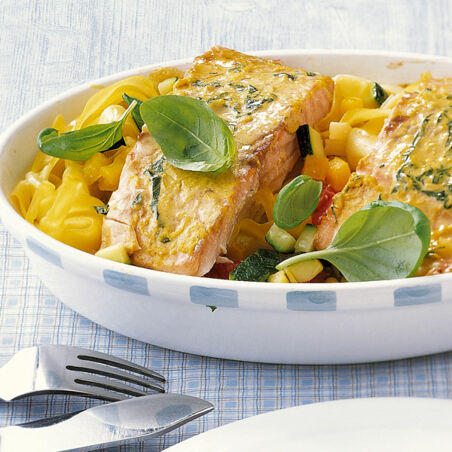 Lachsfilets auf Nudelgratin Lachsfilets auf Nudelgratin