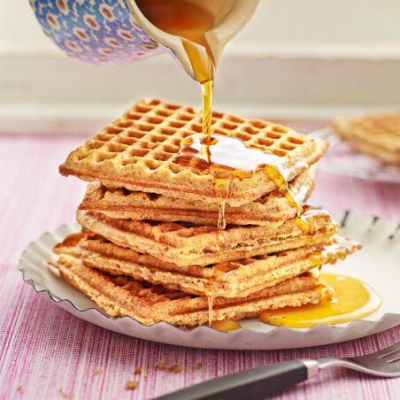 Vollkorn-Nuss-Waffeln mit Ahornsirup Vollkorn-Nuss-Waffeln mit Ahornsirup