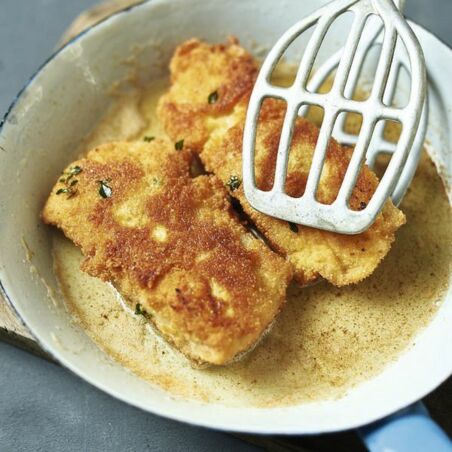 Ausgebackene panierte Fischfilets mit Kartoffelsalat Ausgebackene panierte Fischfilets mit Kartoffelsalat