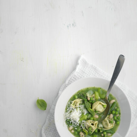 Sommer-Minestrone mit Tortellini Sommer-Minestrone mit Tortellini