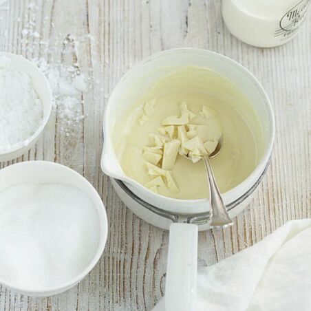 Macaron-Torte mit weißer Schokomousse Macaron-Torte mit weißer Schokomousse