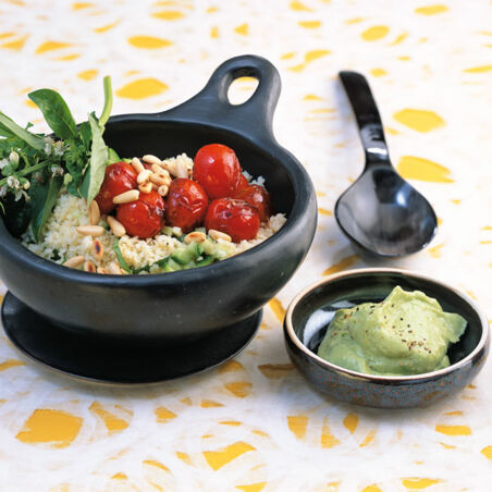 Basilikum-Couscous-Salat mit Schmortomaten und Pinienkernen
