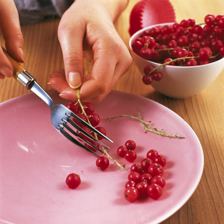 Johannisbeer-Muffins mit Baiserhaube Johannisbeer-Muffins mit Baiserhaube