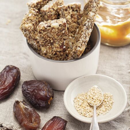 Müsliriegel mit Datteln und Sesam Müsliriegel mit Datteln und Sesam