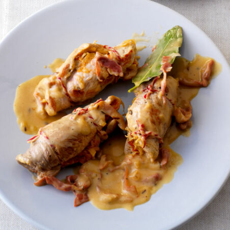 Rouladen mit Sauerkrautfüllung und Kümmelsauce Rouladen mit Sauerkrautfüllung und Kümmelsauce