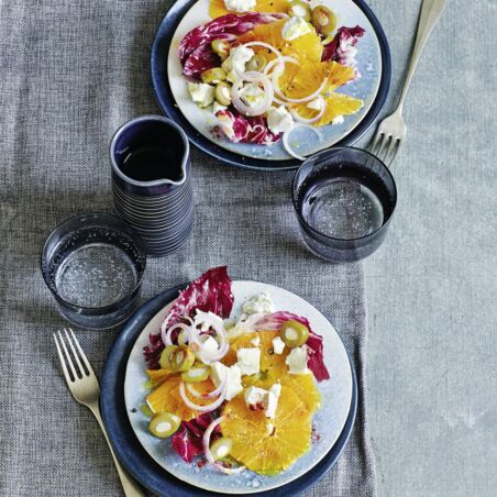Orangensalat mit Feta, Oliven und roter Zwiebel auf Radicchio Orangensalat mit Feta, Oliven und roter Zwiebel auf Radicchio