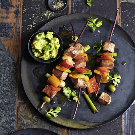 Lamm-Paprika-Spieße mit Avocado-Koriander-Creme Lamm-Paprika-Spieße mit Avocado-Koriander-Creme