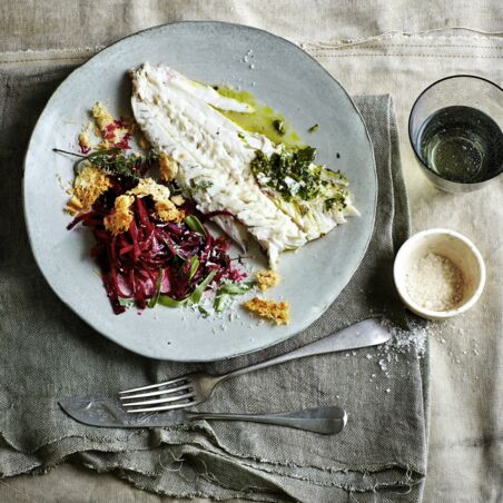Gebackener Zander und Rote-Bete-Nudeln mit Parmesan-Crunch Gebackener Zander und Rote-Bete-Nudeln mit Parmesan-Crunch