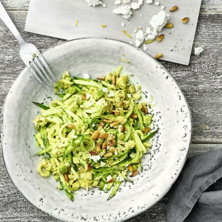 Zucchini-Spaghetti mit Avocado und Feta Zucchini-Spaghetti mit Avocado und Feta