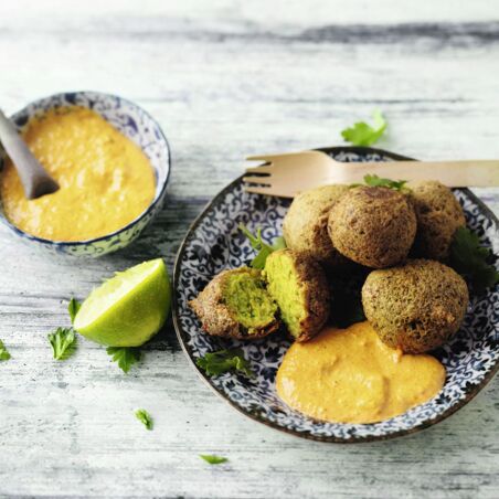Erbsen-Kurkuma-Falafel mit Paprika-Hummus Erbsen-Kurkuma-Falafel mit Paprika-Hummus