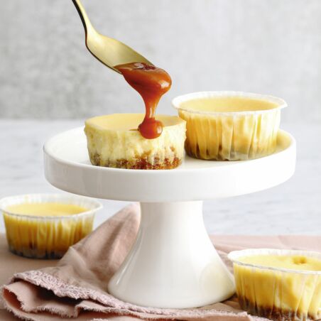 Cheesecake-Cupcakes mit Karamellsauce Cheesecake-Cupcakes mit Karamellsauce