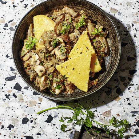 Linsen-Pilz-Rahm mit Polentaschnitten Linsen-Pilz-Rahm mit Polentaschnitten