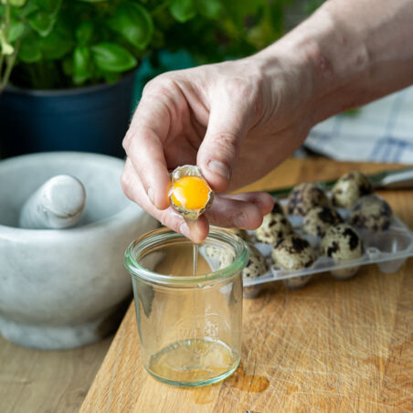 Wachteleier aufschlagen Wachteleier aufschlagen