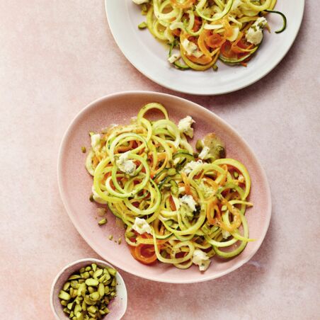 Möhren-Zucchini-Zoodles mit Pistazien Möhren-Zucchini-Zoodles mit Pistazien