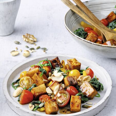 Lauwarmer Tomatensalat mit Barbecue-Tofu Lauwarmer Tomatensalat mit Barbecue-Tofu
