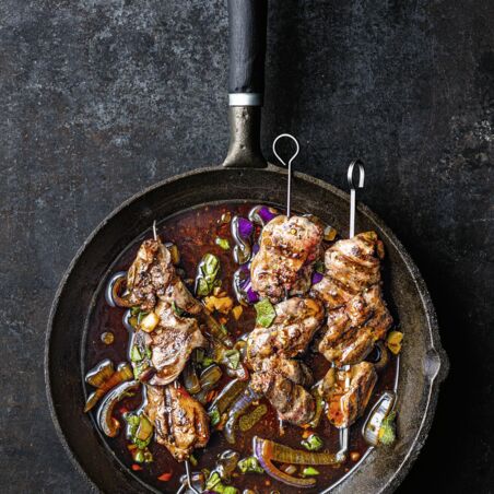 Hähnchenleberspieße mit Marsalasauce Hähnchenleberspieße mit Marsalasauce