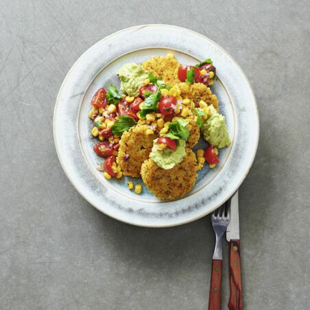 Hirsepuffer mit Guacamole und Tomaten-Mais-Salsa Hirsepuffer mit Guacamole und Tomaten-Mais-Salsa