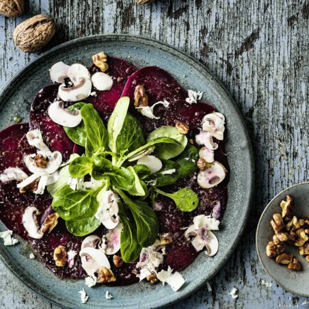 Carpaccio von Roter Bete und Champignons Carpaccio von Roter Bete und Champignons