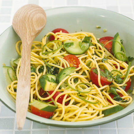 Spaghettisalat mit Zucchini und Zitrone