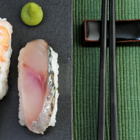 Nigiri-Sushi mit Makrele Nigiri-Sushi mit Makrele