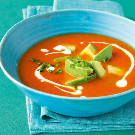 Tomaten-Chili-Suppe mit Avocado