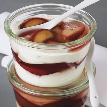 Vanillequark mit Pflaumenkompott Vanillequark mit Pflaumenkompott