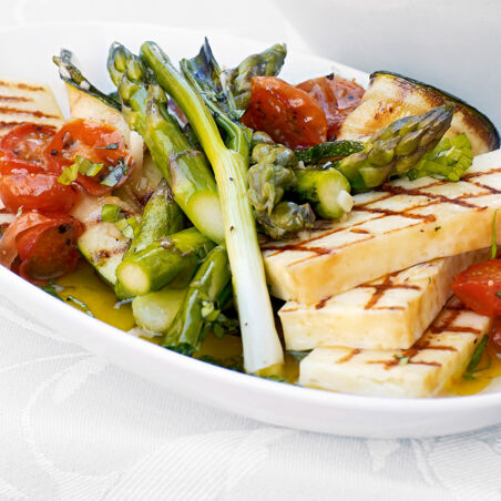 Mariniertes Sommergemüse mit gegrilltem Käse Mariniertes Sommergemüse mit gegrilltem Käse