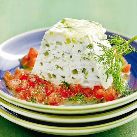 Tsatsiki-Terrine mit Tomatensalat Tsatsiki-Terrine mit Tomatensalat