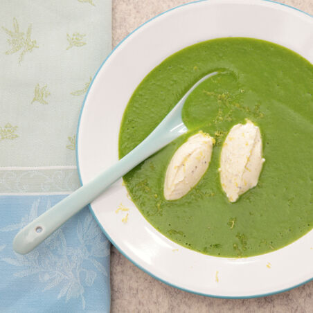 Erbsensuppe mit Frischkäsenockerln Erbsensuppe mit Frischkäsenockerln