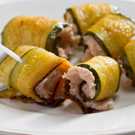 Zucchiniröllchen mit Mortadellamousse Zucchiniröllchen mit Mortadellamousse