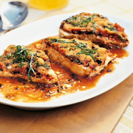 Frischer Thunfisch mit würziger Tomatensauce Frischer Thunfisch mit würziger Tomatensauce