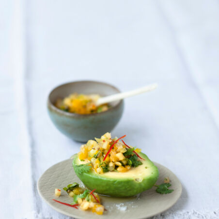Avocado mit karibischer Ananas-Ingwer-Salsa Avocado mit karibischer Ananas-Ingwer-Salsa