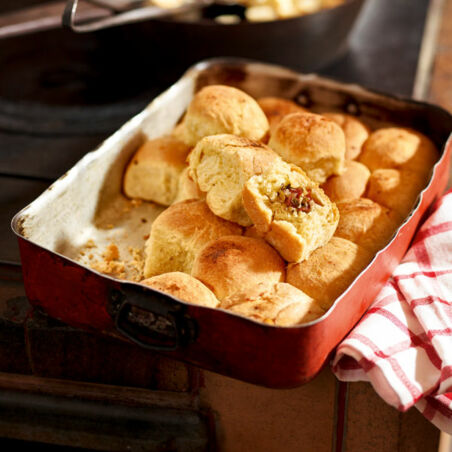 Herzhafte Buchteln mit Kaminwurzen-Zwiebel-Füllung Herzhafte Buchteln mit Kaminwurzen-Zwiebel-Füllung