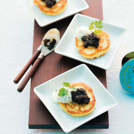 Blumenkohl-Blini mit Kaviar und Crème Fraîche