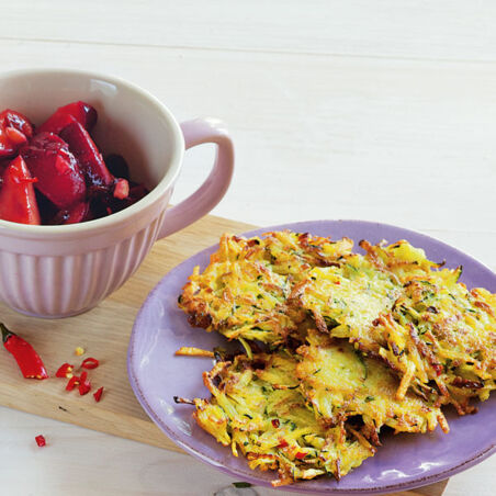 Zucchini-Kartoffel-Puffer mit pikantem Pflaumenkompott